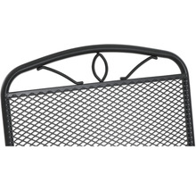 Détail du dossier d'une chaise de jardin en métal avec un treillis en métal déployé et une finition courbée avec ornement.