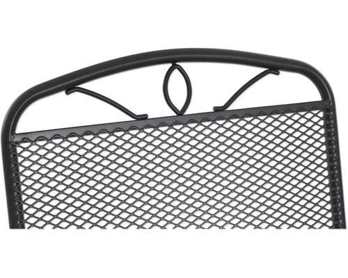 Détail du dossier d'une chaise de jardin en métal avec un treillis en métal déployé et une finition courbée avec ornement.
