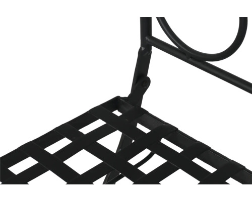 Détail d'une chaise pliante en métal noir montrant l'assise en treillis et le mécanisme de charnière.