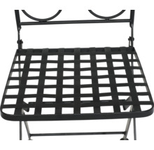 Assise d une chaise pliante en métal noir avec un motif de grille en bandes métalliques entrelacées.