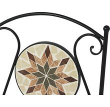 Détail du dossier d'une chaise de jardin en métal avec un insert rond en mosaïque en forme d'étoile.