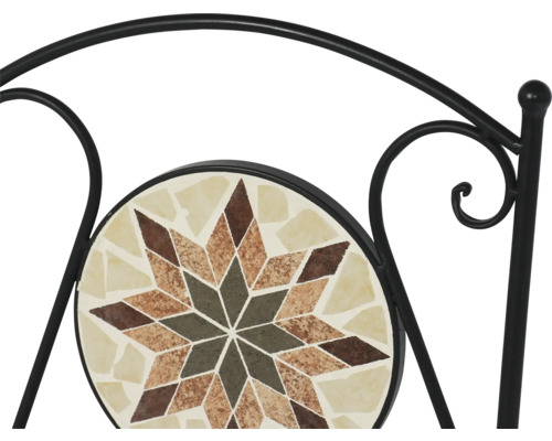 Détail du dossier d'une chaise de jardin en métal avec un insert rond en mosaïque en forme d'étoile.
