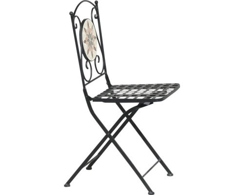 Chaise de bistrot pliante en métal noir avec dossier décoré et élément rond en mosaïque.