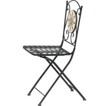 Chaise de jardin pliante en métal de style bistro avec décor en mosaïque sur le dossier et assise grillagée.