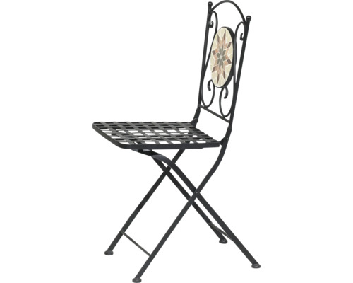 Chaise de jardin pliante en métal de style bistro avec décor en mosaïque sur le dossier et assise grillagée.