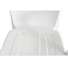 Chaise blanche en plastique avec dossier aspect tressé et assise ajourée.