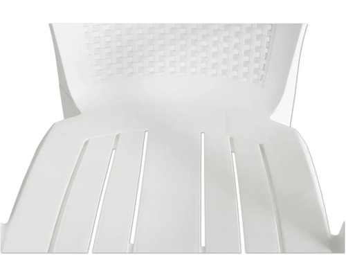 Chaise blanche en plastique avec dossier aspect tressé et assise ajourée.