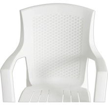 Chaise de jardin en plastique blanc avec dossier tressé et assise à lattes.