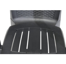 Assise et dossier d'une chaise de jardin en plastique avec aspect à lattes et structure tressée.