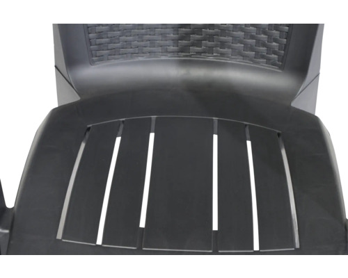 Assise et dossier d'une chaise de jardin en plastique avec aspect à lattes et structure tressée.