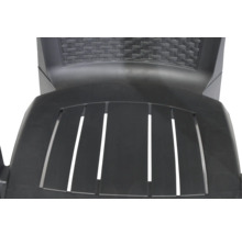 Vue detaillee d une chaise de jardin en plastique anthracite avec assise a lattes et dossier aspect tresse.