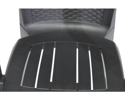 Vue detaillee d une chaise de jardin en plastique anthracite avec assise a lattes et dossier aspect tresse.