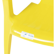Gros plan d'une chaise de jardin en plastique jaune avec une étiquette de produit Progarden.