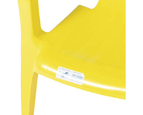 Gros plan d'une chaise de jardin en plastique jaune avec une étiquette de produit Progarden.