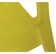 Gros plan d'une chaise en plastique jaune avec une surface lisse et un raccord visible.