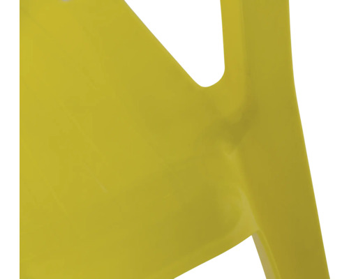 Gros plan d'une chaise en plastique jaune avec une surface lisse et un raccord visible.