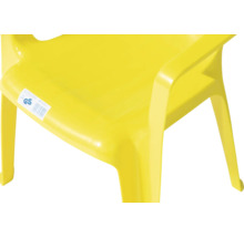 Chaise pour enfants en plastique jaune avec label de sécurité contrôlée.