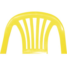 Dossier jaune de chaise en plastique empilable avec des barres verticales.