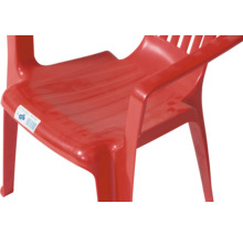 Chaise pour enfant rouge empilable en plastique avec accoudoirs et label de sécurité certifiée.