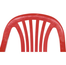 Dossier d'une chaise en plastique rouge avec des barres verticales.