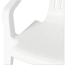 Gros plan d'une chaise de jardin blanche en plastique montrant l'accoudoir et l'assise.