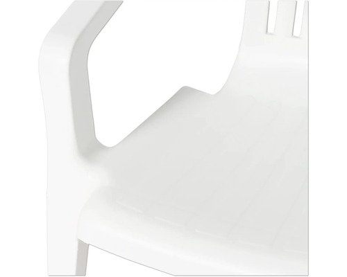 Gros plan d'une chaise de jardin blanche en plastique montrant l'accoudoir et l'assise.