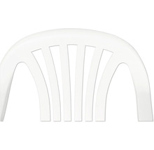 Dossier d'une chaise de jardin blanche en plastique avec des lattes verticales.