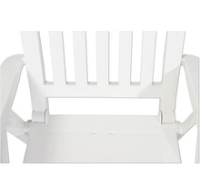 Vue détaillée de la connexion entre le dossier et l'assise d'une chaise de jardin en plastique blanc.