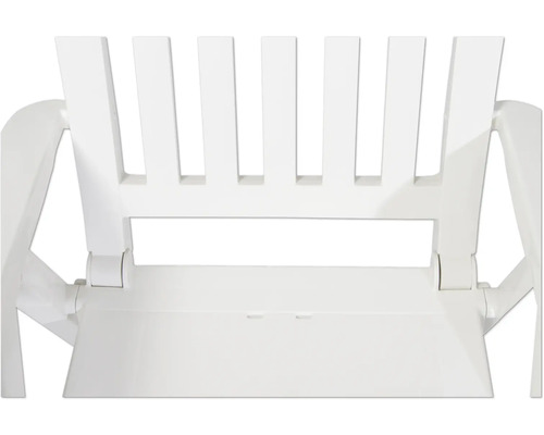 Vue détaillée de la connexion entre le dossier et l'assise d'une chaise de jardin en plastique blanc.