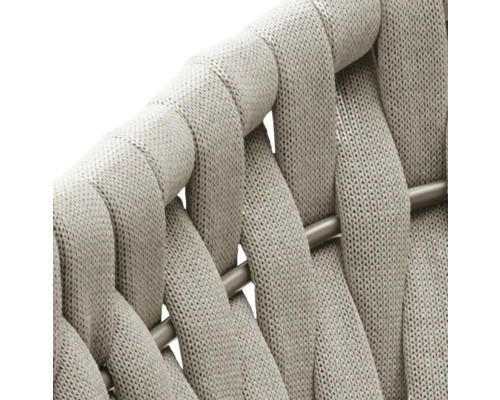 Nahaufnahme einer Kordelflechtung mit Strickoptik an einem Gartenmöbelgestell.