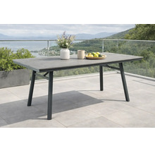 Moderner Gartentisch mit Tischplatte in Holzoptik und Metallgestell auf einer Terrasse mit Glasgeländer und Blick auf Berge und Wasser.