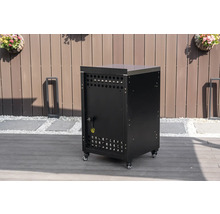 Meuble de cuisine d extérieur noir mobile avec plan de travail en acier inoxydable sur une terrasse en bois devant une clôture.