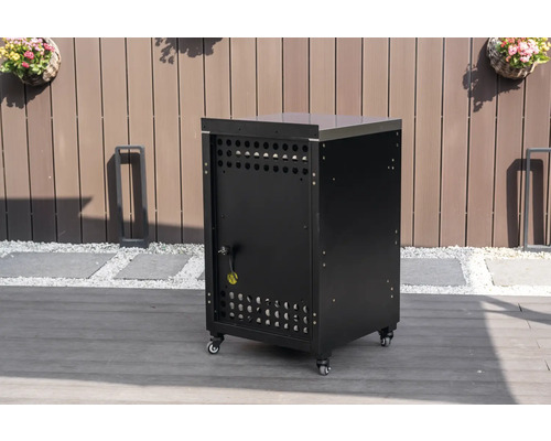 Meuble de cuisine d extérieur noir mobile avec plan de travail en acier inoxydable sur une terrasse en bois devant une clôture.