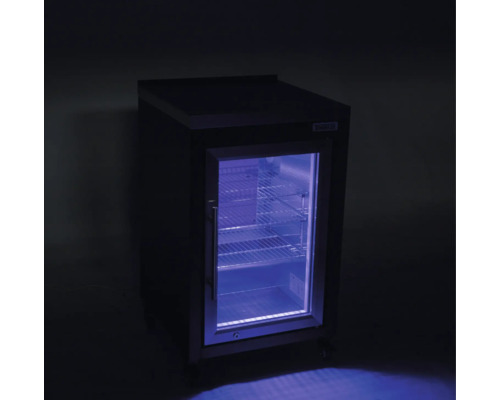 Petit réfrigérateur à boissons avec porte vitrée, éclairage intérieur bleu et clayettes métalliques.