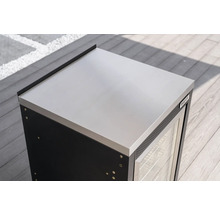 Module de cuisine extérieure Tenneker avec plan de travail en acier inoxydable, porte vitrée et Tenneker Logo sur une terrasse en bois.
