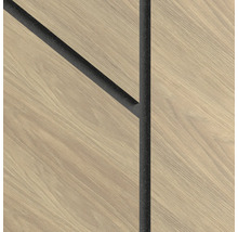 Detailansicht einer Oberflaeche in Holzoptik mit einer dunklen, strukturierten Einlage in Form eines verzweigten geometrischen Musters.