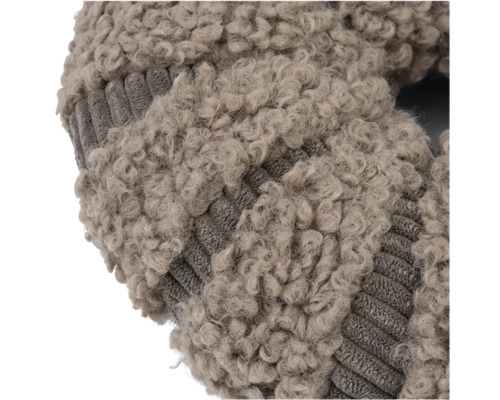 Gros plan d une housse de coussin en polaire teddy texturée et velours côtelé.