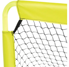 Détail d'un but de football avec cadre jaune et filet noir