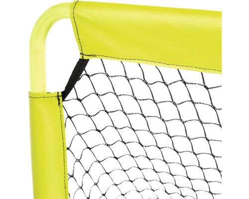 Détail d'un but de football avec cadre jaune et filet noir