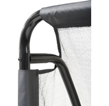 Vue détaillée d un cadre métallique noir avec un filet de but à mailles fines et une bordure textile noire.