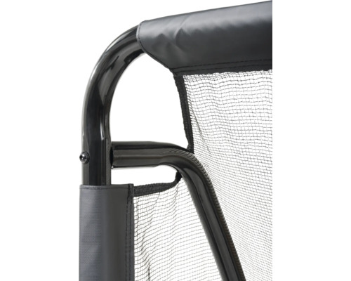 Vue détaillée d un cadre métallique noir avec un filet de but à mailles fines et une bordure textile noire.