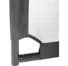 Détail d'un filet de sport avec cadre en métal noir, filet à mailles fines et bord en tissu noir.