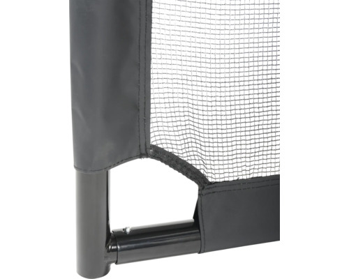 Détail d'un filet de sport avec cadre en métal noir, filet à mailles fines et bord en tissu noir.
