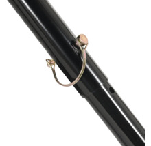 Detailaufnahme eines schwarzen Metallrohrs mit einem Klappstecker zur Arretierung.