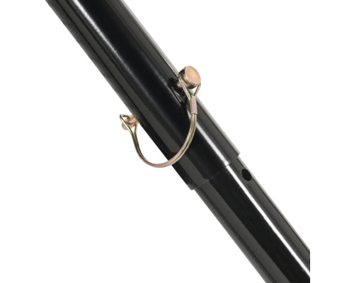 Detailaufnahme eines schwarzen Metallrohrs mit einem Klappstecker zur Arretierung.