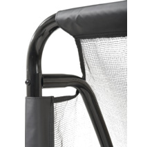 Gros plan d'un cadre métallique noir avec un tissu en maille noire et une bordure en tissu robuste.