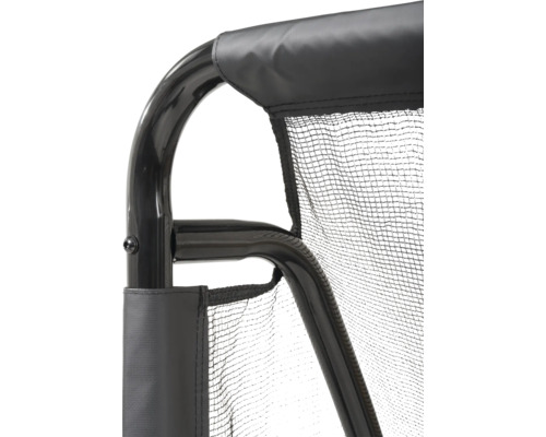 Gros plan d'un cadre métallique noir avec un tissu en maille noire et une bordure en tissu robuste.