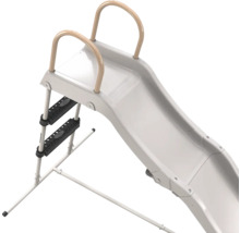 Toboggan de piscine en plastique gris avec échelle métallique, marches noires et mains courantes courbées.