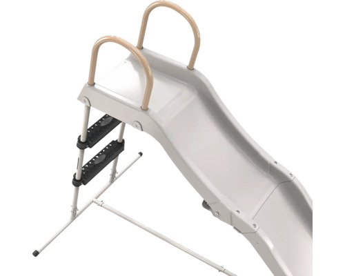 Toboggan de piscine en plastique gris avec échelle métallique, marches noires et mains courantes courbées.