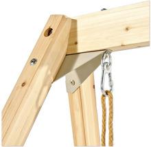 Eckverbindung einer Holzschaukel aus Holzbalken mit Metallbeschlag, Schaukelhaken und Seil.